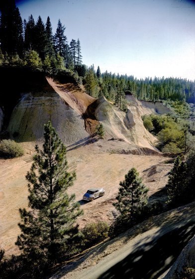 В результате деятельности по золотодобыче во второй половине 19 века неподалеку от штата Невада образовались вот такие каньоны.