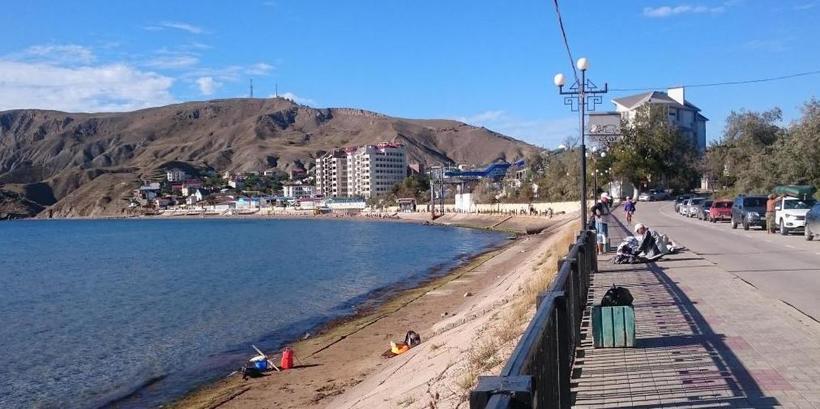 Крым: прогулка вблизи моря в погожий день