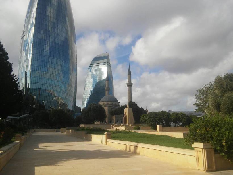 Баку в мае — Flame Towers, мечеть