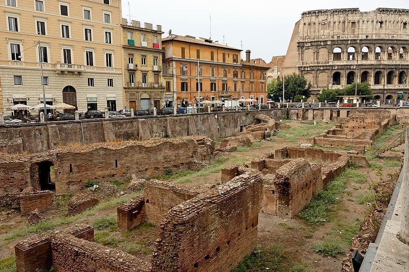 Развалины школы гладиаторов Ludus Magnus в Риме Развалины школы гладиаторов Ludus Magnus в Риме