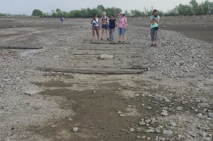 Блог - В Казани обмелела Волга и обнажила старинную дорогу, мощенную булыжником В Казани обмелела Волга и обнажила старинную дорогу, мощенную булыжником