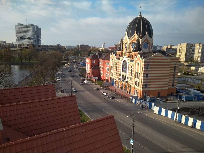 Рядом с синагогой - дом, в котором мы жили. Ему 100 лет!