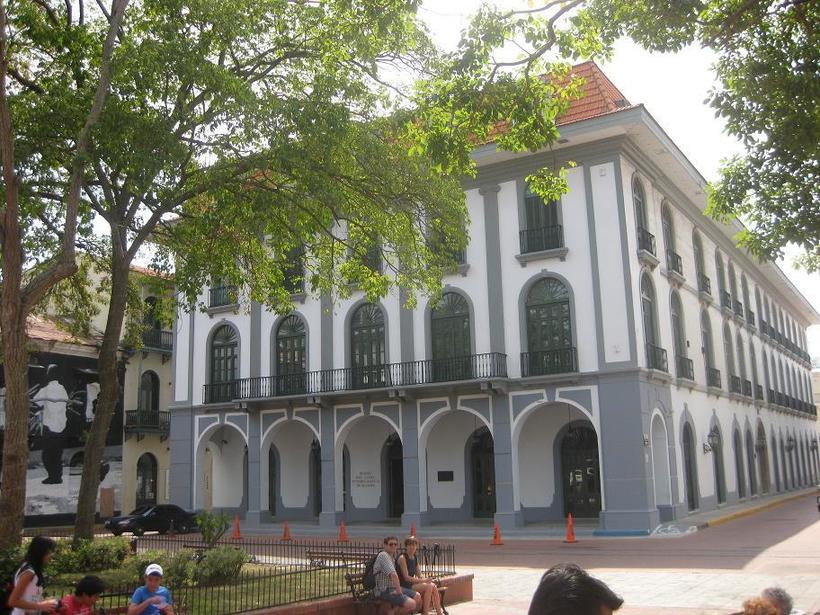 Те, кому не хватило места на скамейках, сидят на ограде