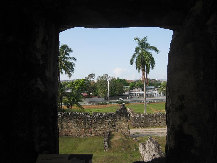 Совсем рядом с достопримечательностью проходит шоссе