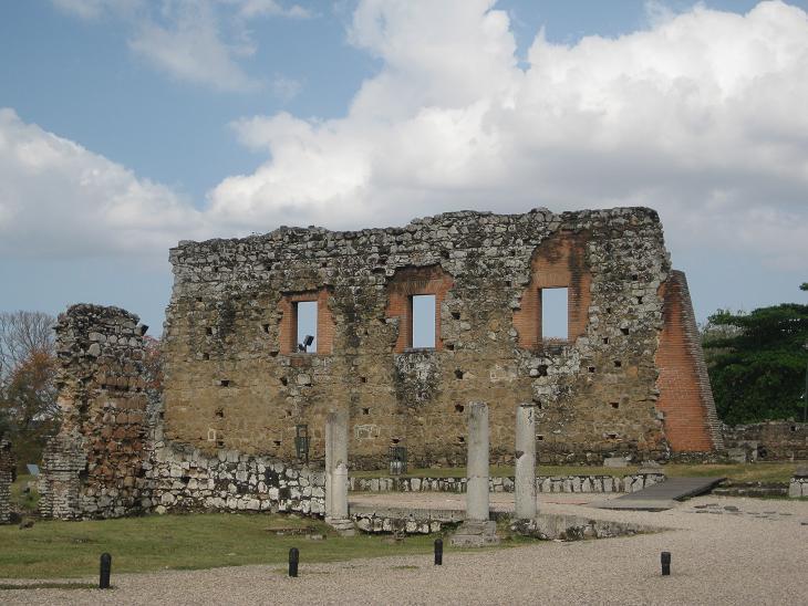 Уцелевшие стены можно пересчитать по пальцам