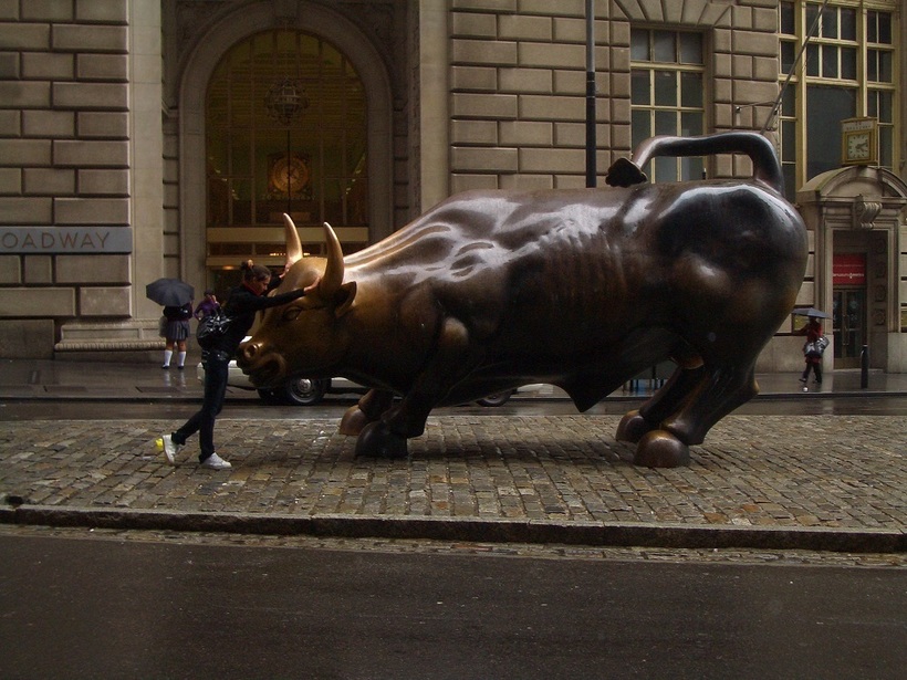 Зе бык кирова. Золотой бык в Нью-Йорке. Нью-Йоркская фондовая биржа бык. Бык Уолл стрит снизу. Бык Уолл стрит ракурс снизу.