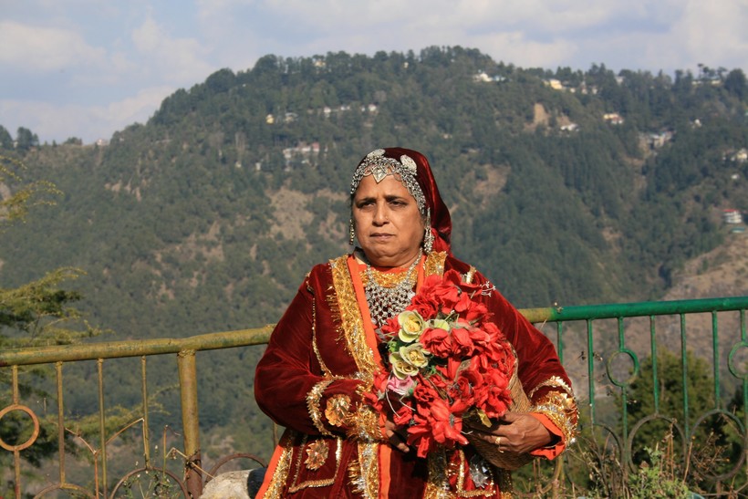 индианка на фотосессии в костюме штата