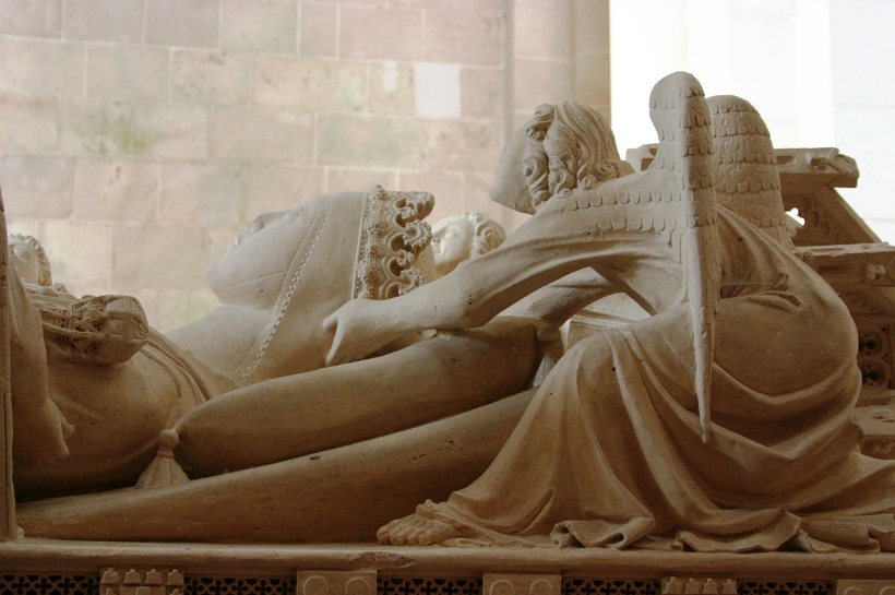 Мертвая королева: романтичная история любви или самая зловещая коронация в истории