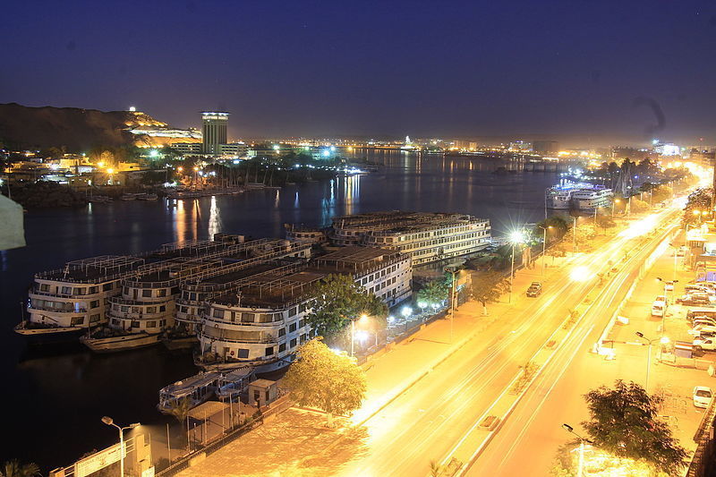 Корабли-рестораны пришвартованы у набережной