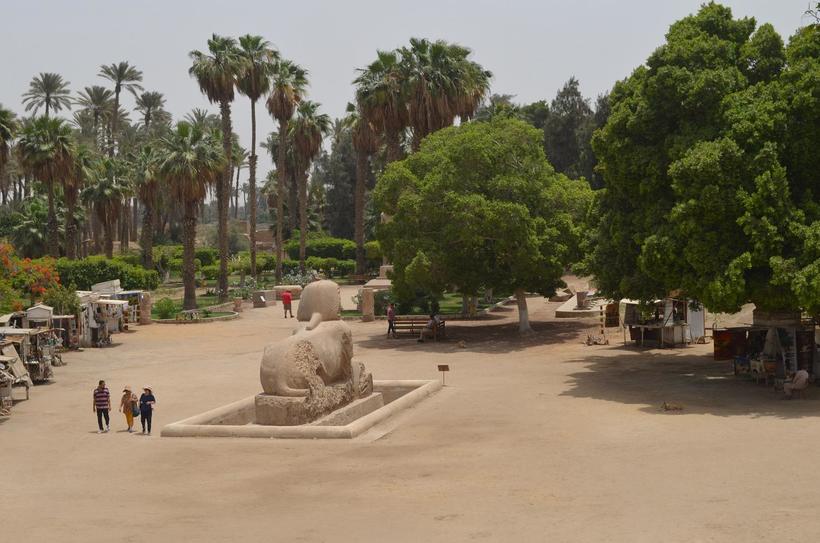 С высоты второго этажа музея хорошо видны руины бывшей столицы Египта