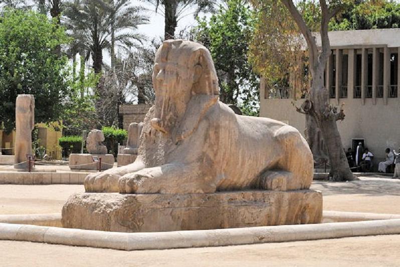 Здание музея на заднем плане