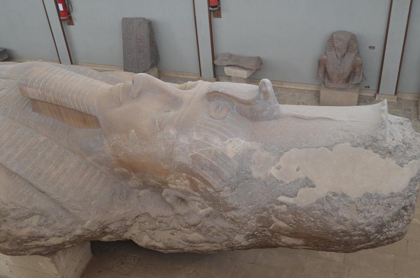 Статуи и фрагменты зданий жмутся по углам