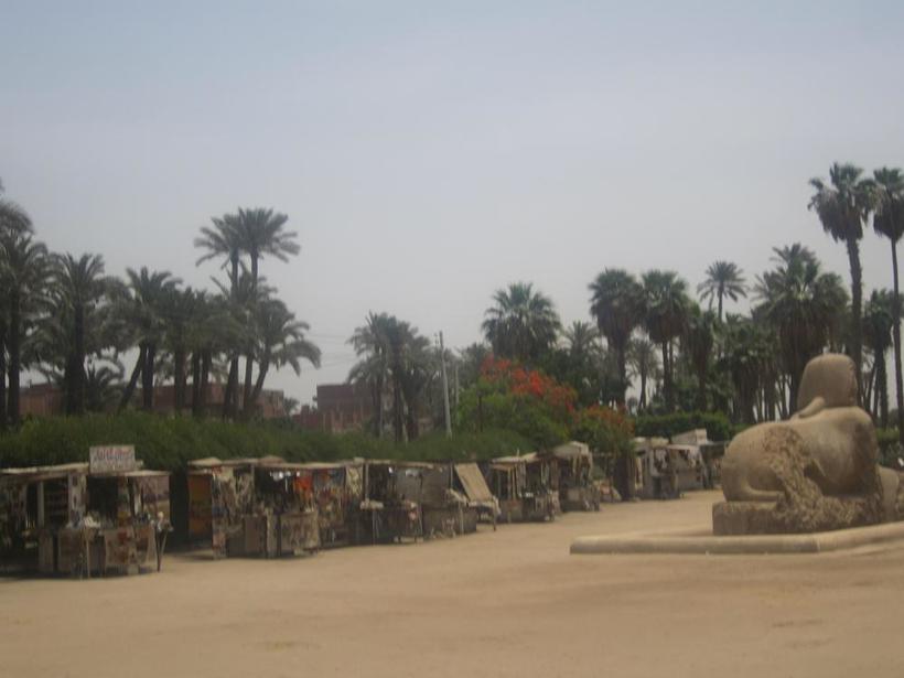 Торговцы сувенирами очень назойливы