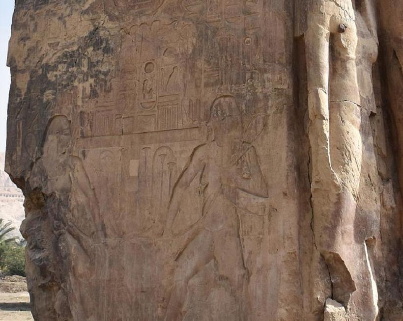 Мало того, что колоссы сами по себе хороши, они украшены искусными изображениями