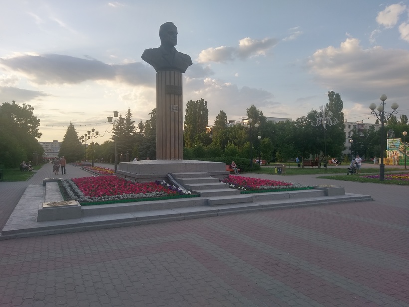 Памятник Маршалу Жукову возле кинотеатра "Быль"