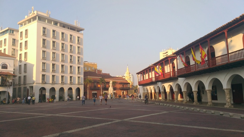 Вид на Часовую башню с Plaza de Aduana