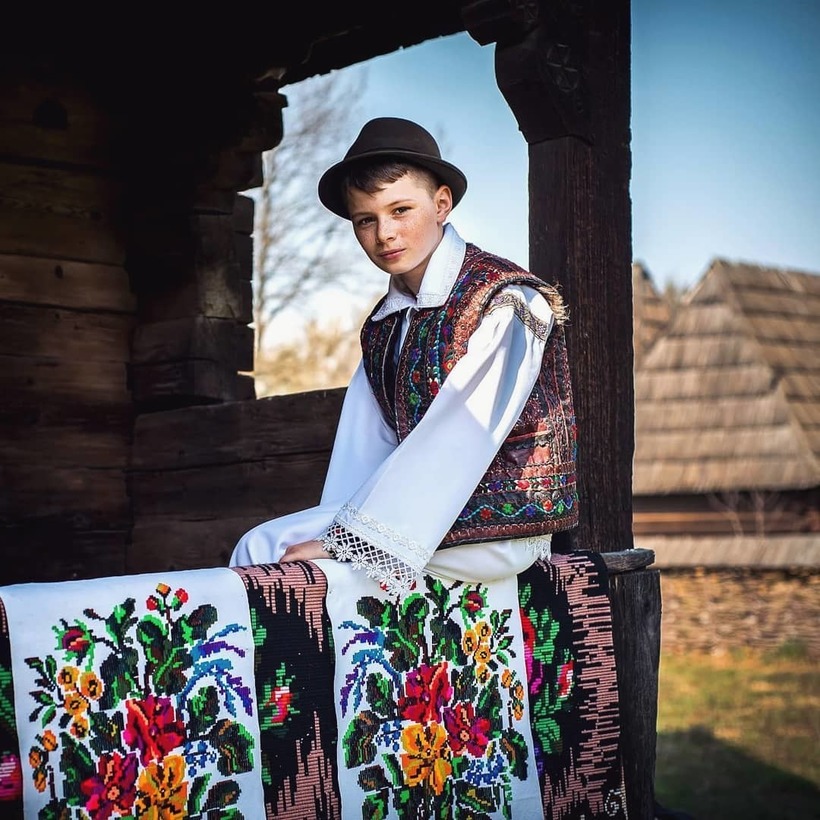 Блог - Фотограф провел 10 лет, снимая румынскую деревню, которая выглядит как сказка Фотограф провел 10 лет, снимая румынскую деревню, которая выглядит как сказка