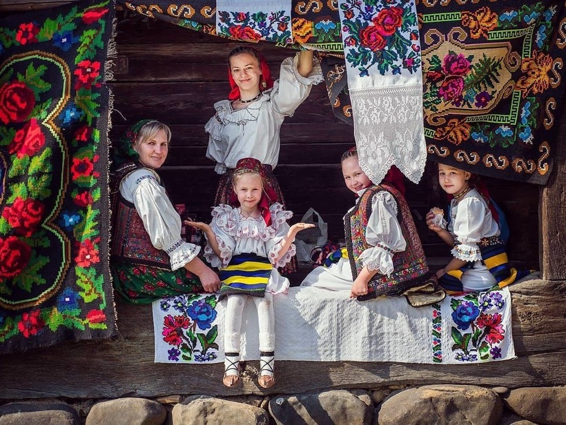 Блог - Фотограф провел 10 лет, снимая румынскую деревню, которая выглядит как сказка Фотограф провел 10 лет, снимая румынскую деревню, которая выглядит как сказка