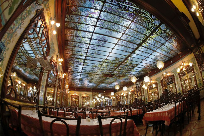 Длинные столы в Bouillon Pigalle Длинные столы в Bouillon Pigalle