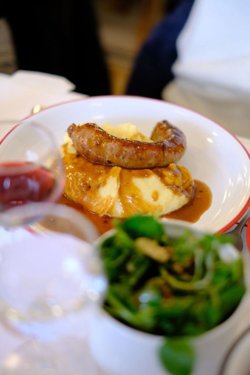 Колбаски и картофельное пюре в Bouillon Pigalle Колбаски и картофельное пюре в Bouillon Pigalle