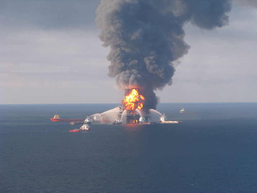Пожар на нефтяной платформе Deepwater Horizon, 2010 год Пожар на нефтяной платформе Deepwater Horizon, 2010 год