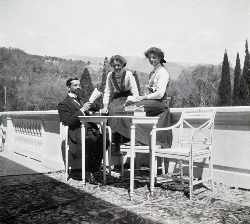 С великой княжной Ольгой и великой княжной Татьяной в Ливадийском дворце