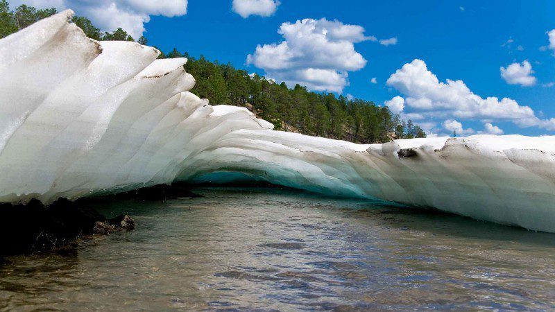 Блог - Снег даже в +35°С: пляж Булуус, где лед не тает уже тысячи лет Снег даже в +35°С: пляж Булуус, где лед не тает уже тысячи лет