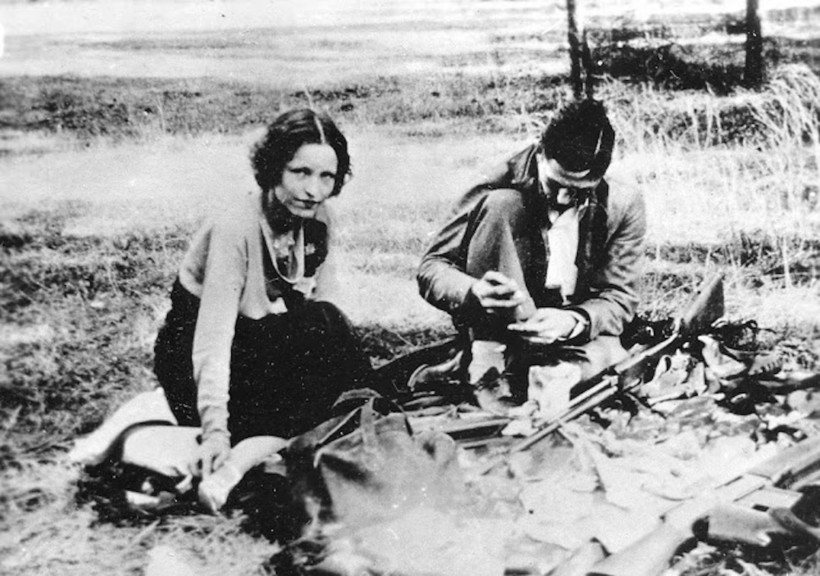 Блог - 13 редких снимков из жизни Бонни и Клайда, самых известных влюбленных преступников 13 редких снимков из жизни Бонни и Клайда, самых известных влюбленных преступников