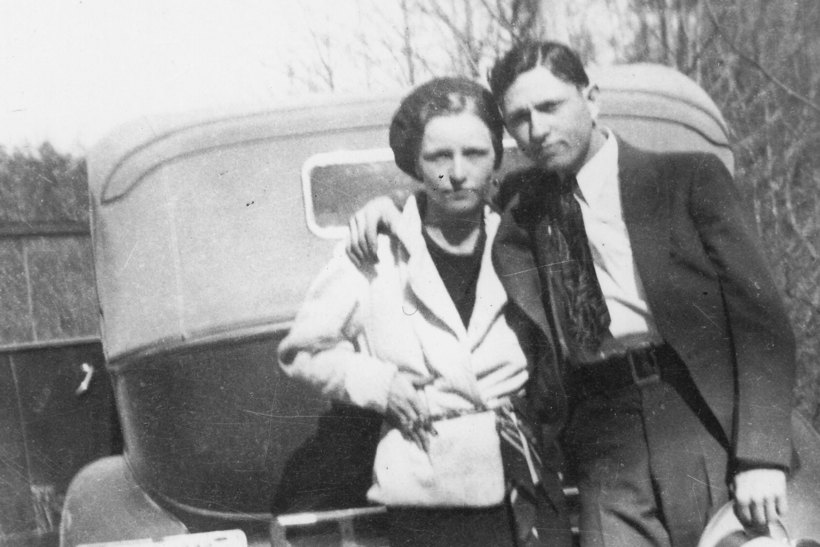 Блог - 13 редких снимков из жизни Бонни и Клайда, самых известных влюбленных преступников 13 редких снимков из жизни Бонни и Клайда, самых известных влюбленных преступников