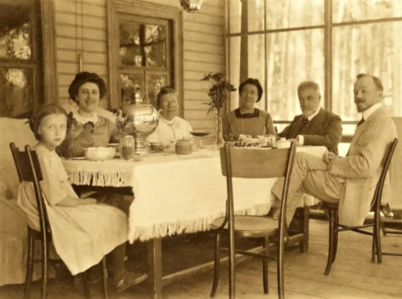 Во время чаепития