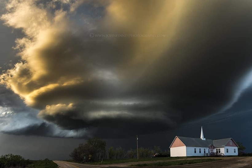 Фотограф и охотник за штормами делает невероятные снимки разбушевавшейся стихии
