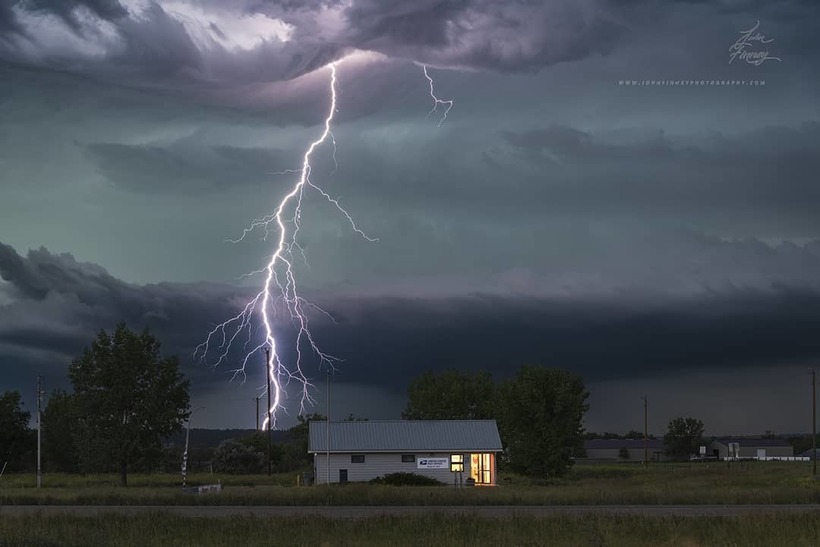 Фотограф и охотник за штормами делает невероятные снимки разбушевавшейся стихии