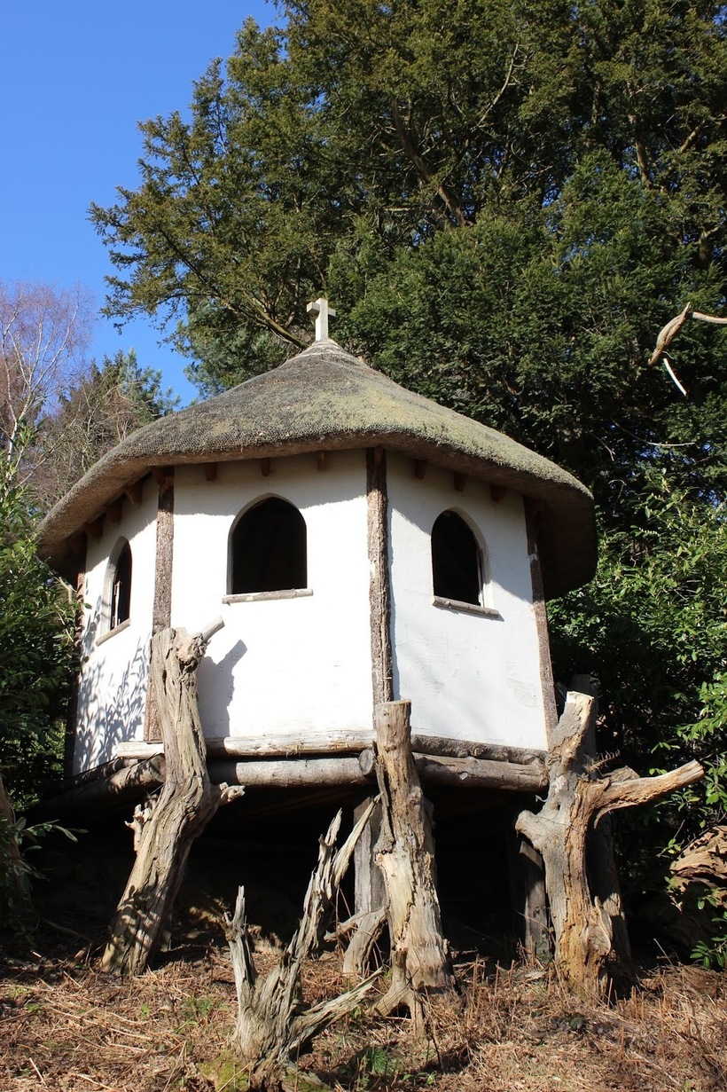 Отреставрированный домик отшельника в парке Пейнсхилл