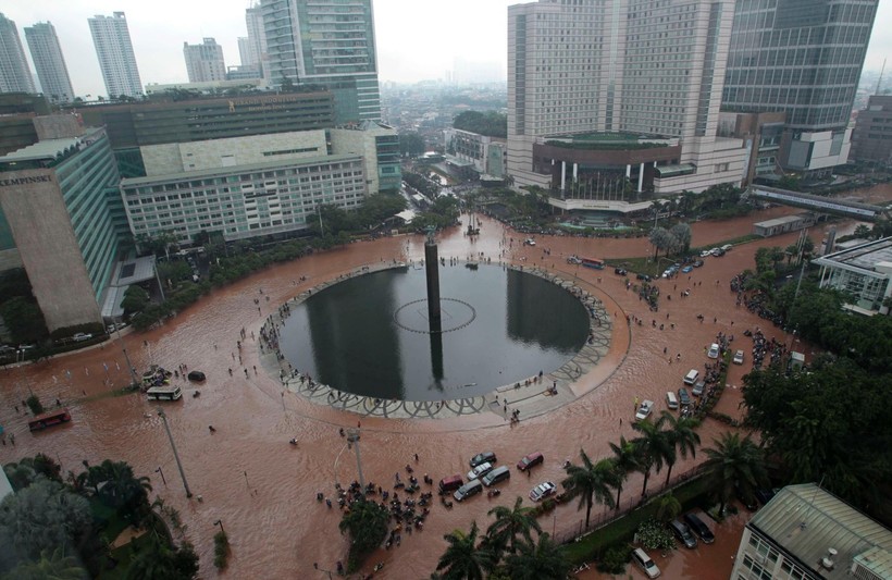 Одна из площадей Джакарты во время наводнения