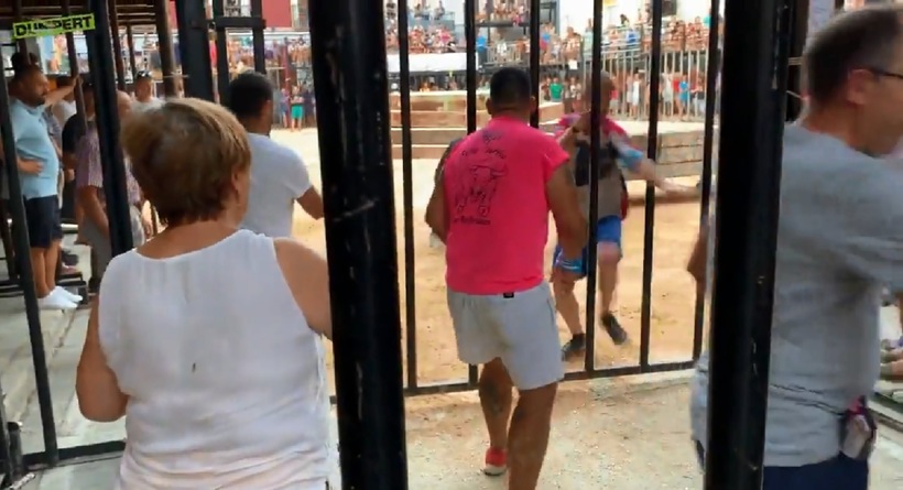 Видео: Экстремал в последний миг успел увернуться от быка, проскочив сквозь решетку