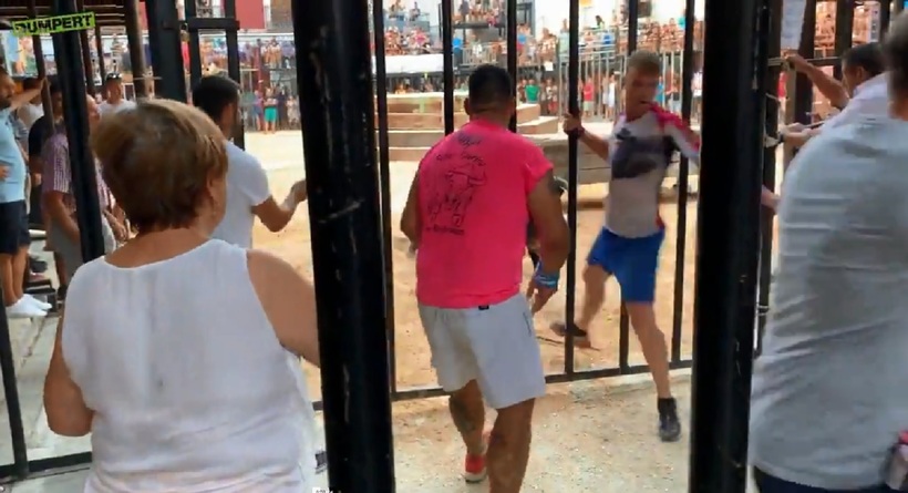 Видео: Экстремал в последний миг успел увернуться от быка, проскочив сквозь решетку