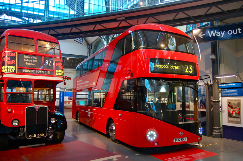Почему знаменитый лондонский автобус красный и у него два этажа