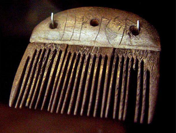 Гребень из рога 150-200 гг. н. э. Был найден на острове Фюн, Дания Гребень из рога 150-200 гг. н. э. Был найден на острове Фюн, Дания