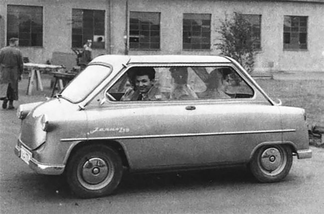 Блог - Ретроснимки забавного «двуликого» немецкого микроавтомобиля Zündapp Janus конца 1950-х Ретроснимки забавного «двуликого» немецкого микроавтомобиля Zündapp Janus конца 1950-х