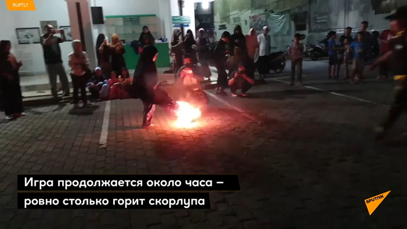 Блог - Видео: Футбол по-индонезийски — босые ноги и горящий кокос вместо мяча Видео: Футбол по-индонезийски — босые ноги и горящий кокос вместо мяча