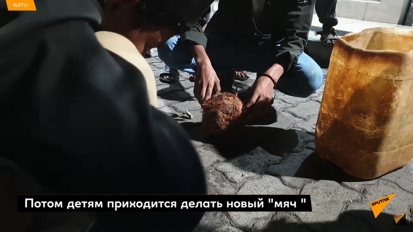 Блог - Видео: Футбол по-индонезийски — босые ноги и горящий кокос вместо мяча Видео: Футбол по-индонезийски — босые ноги и горящий кокос вместо мяча