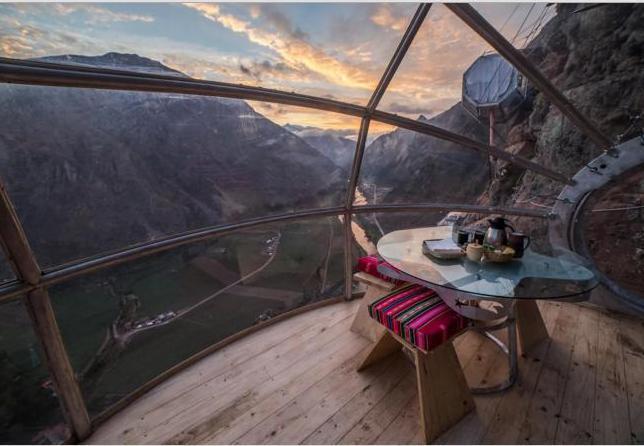 Место для ночлега: прозрачный отель на отвесной скале