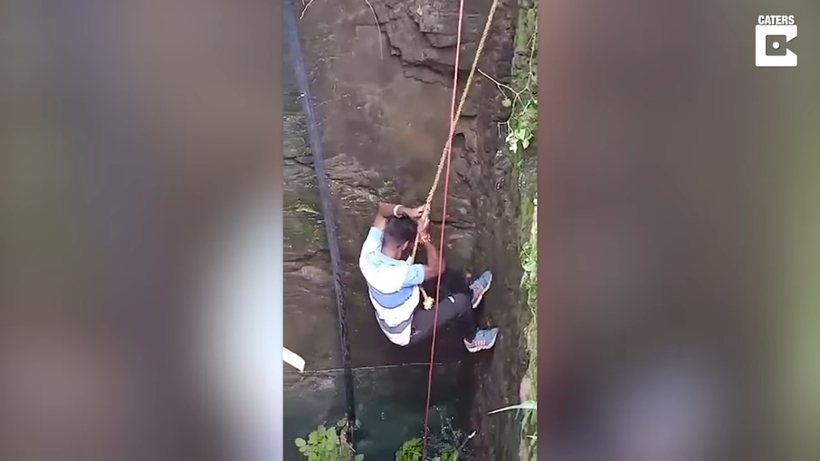 Блог - Видео: Добрый человек спустился в колодец, чтобы спасти питона Видео: Добрый человек спустился в колодец, чтобы спасти питона