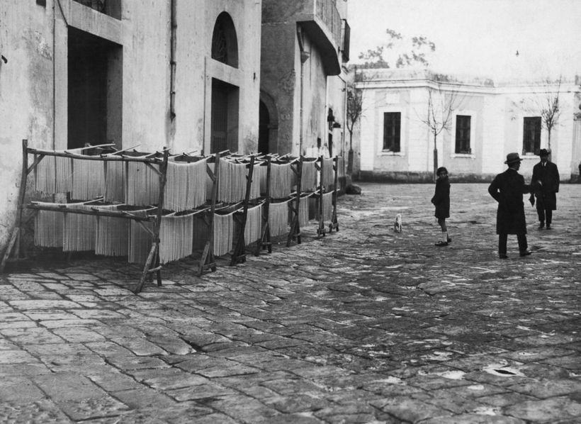 Блог - Любопытные фотографии о том, как делали пасту в начале прошлого века Любопытные фотографии о том, как делали пасту в начале прошлого века