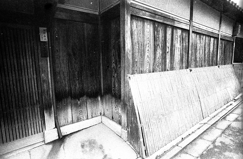 Блог - Чудесные снимки, запечатлевшие уличные сцены Киото в 1974 году Чудесные снимки, запечатлевшие уличные сцены Киото в 1974 году
