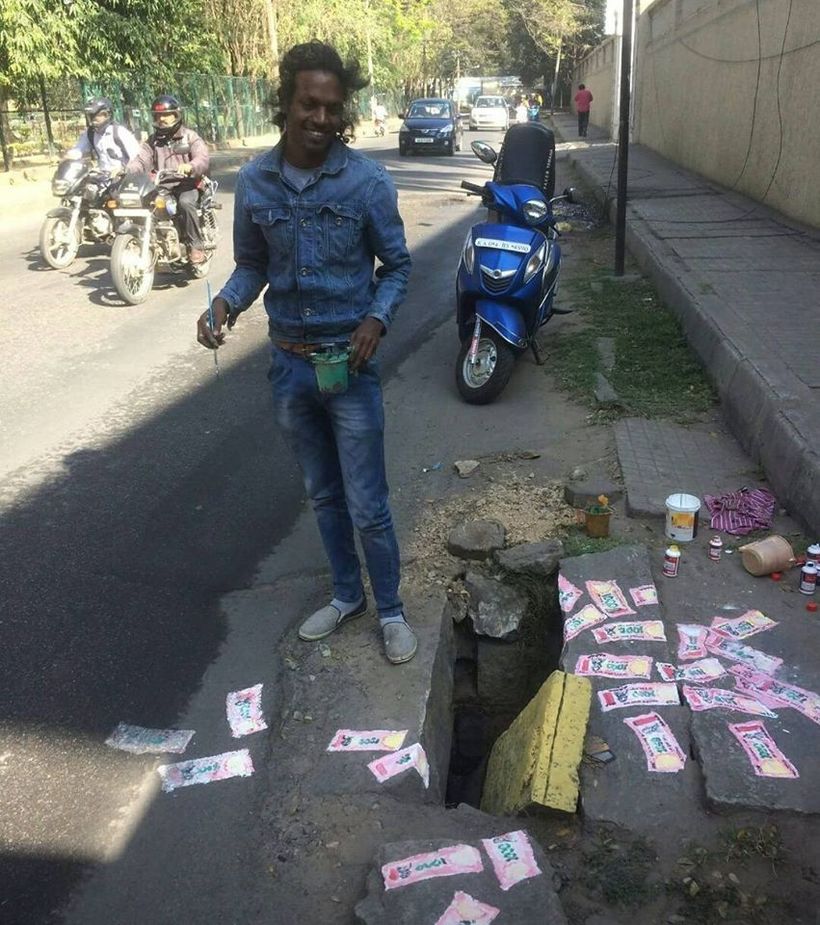 Блог - Парень придумал самый оригинальный способ привлечь внимание к плохим дорогам в Индии Парень придумал самый оригинальный способ привлечь внимание к плохим дорогам в Индии