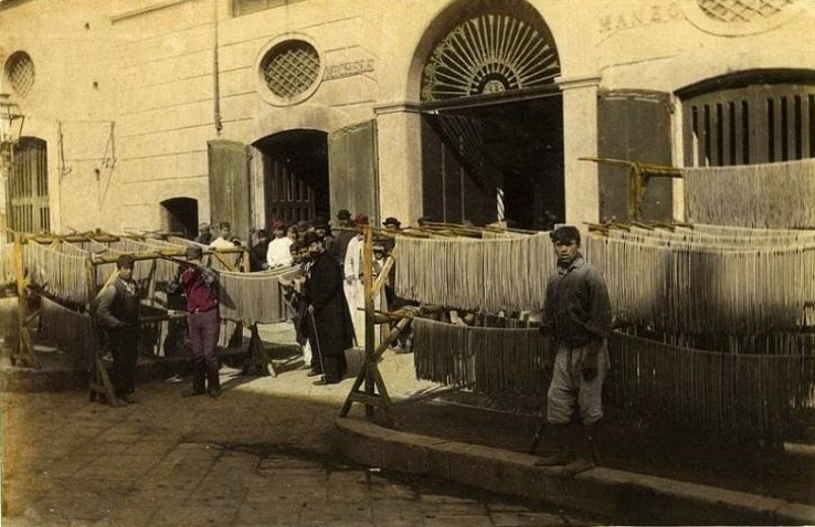Пасту развешивают для сушки, 1890-е годы Пасту развешивают для сушки, 1890-е годы