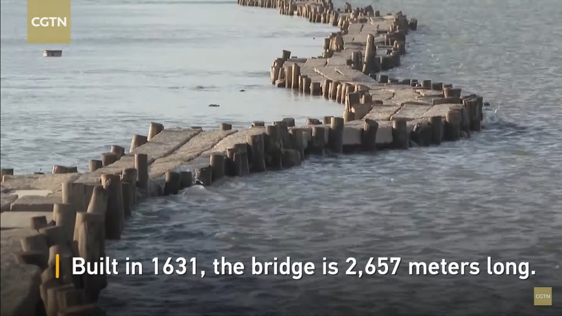 Блог - Видео: 400-летний мост, который можно увидеть, лишь когда падает уровень воды Видео: 400-летний мост, который можно увидеть, лишь когда падает уровень воды