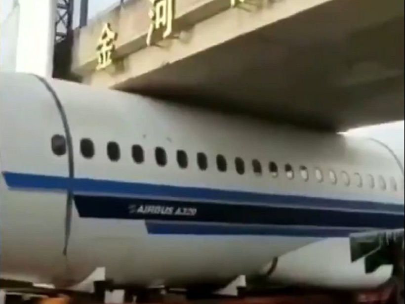 Блог - Видео: Самолет застрял под мостом в Китае Видео: Самолет застрял под мостом в Китае