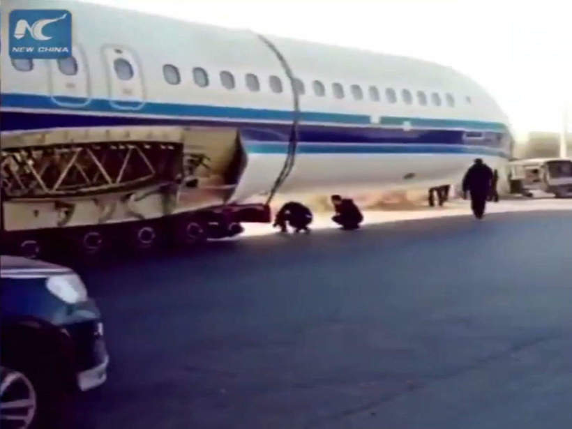Блог - Видео: Самолет застрял под мостом в Китае Видео: Самолет застрял под мостом в Китае